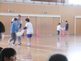 タオルでボール運びリレー