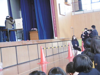 高学年は利き手じゃない方で