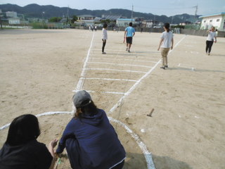 ソフトボール投げの準備をする