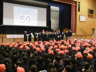 廊下を走っていた1年生は59人です。えー！