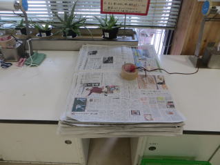 簡易包装用の新聞紙の写真