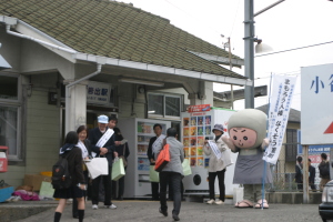 駅頭啓発の様子の写真