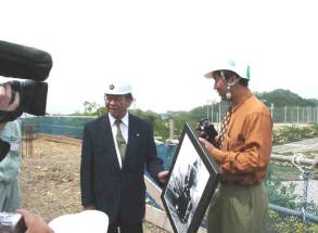 テレビ・新聞の取材　左は中芝正幸岩出町長、右は赤井義隆会長の画像